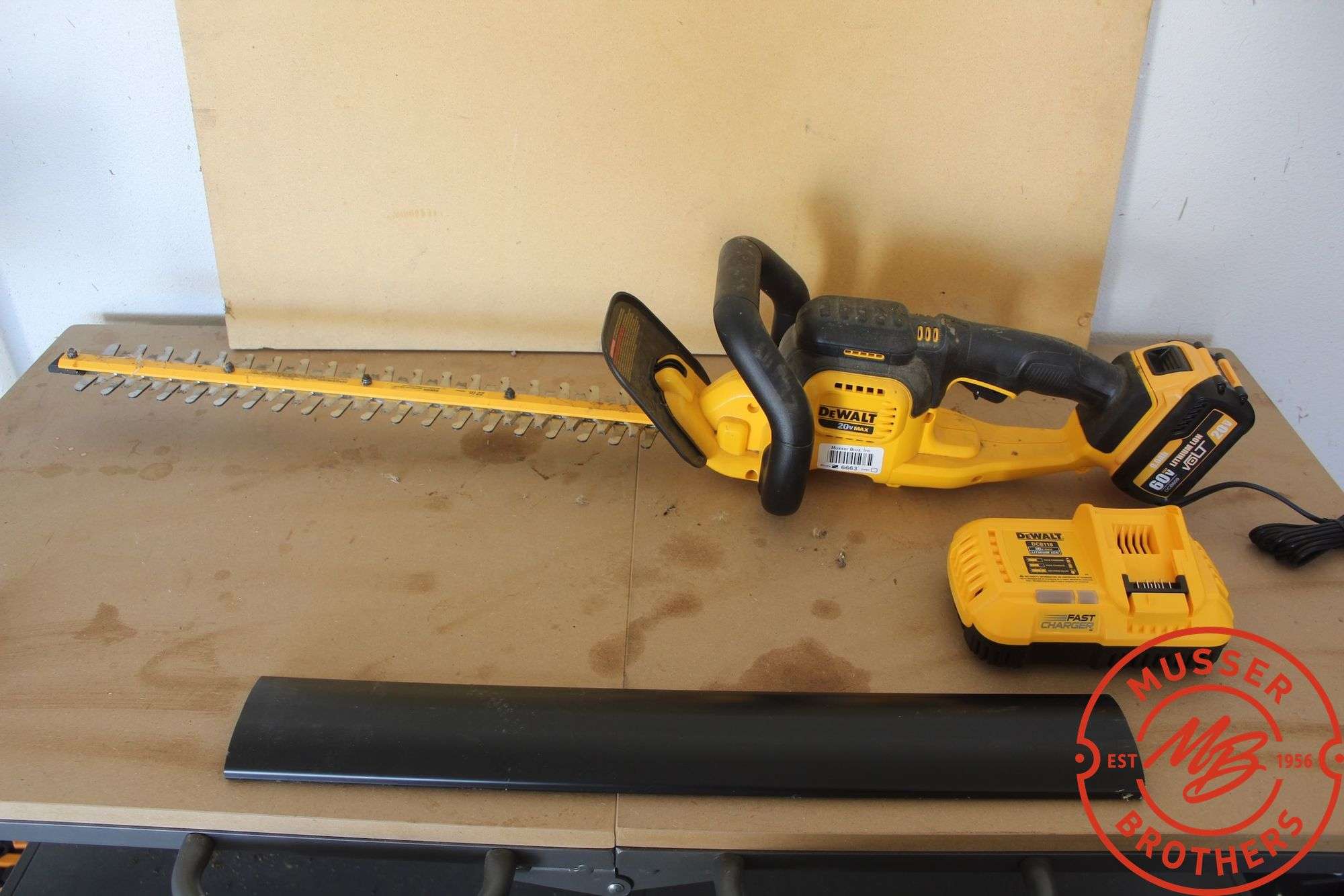 DeWalt 22" Hedge Trimmer DCHT820, 20v w/Charger & AM Battery