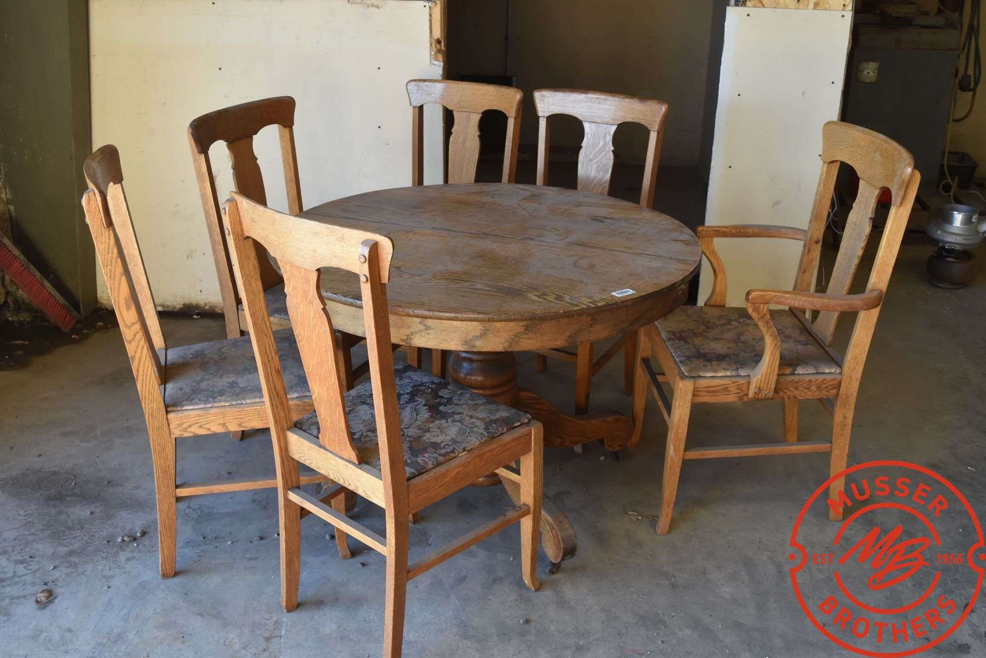 Round Table w/ 6 chairs