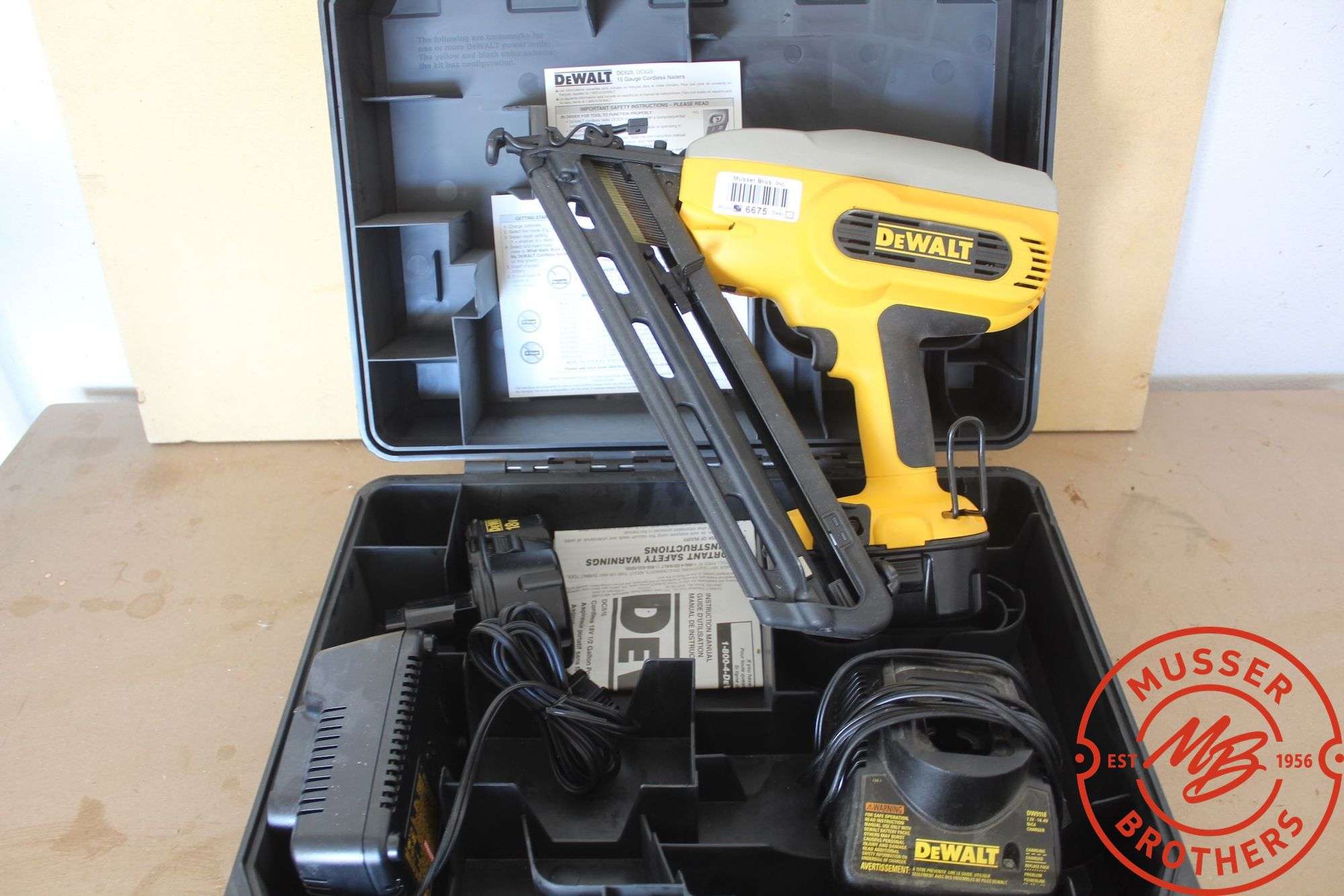 DeWalt 15ga Finish Nailer DC628, 18v w/Case, Charger & (2) Batteries