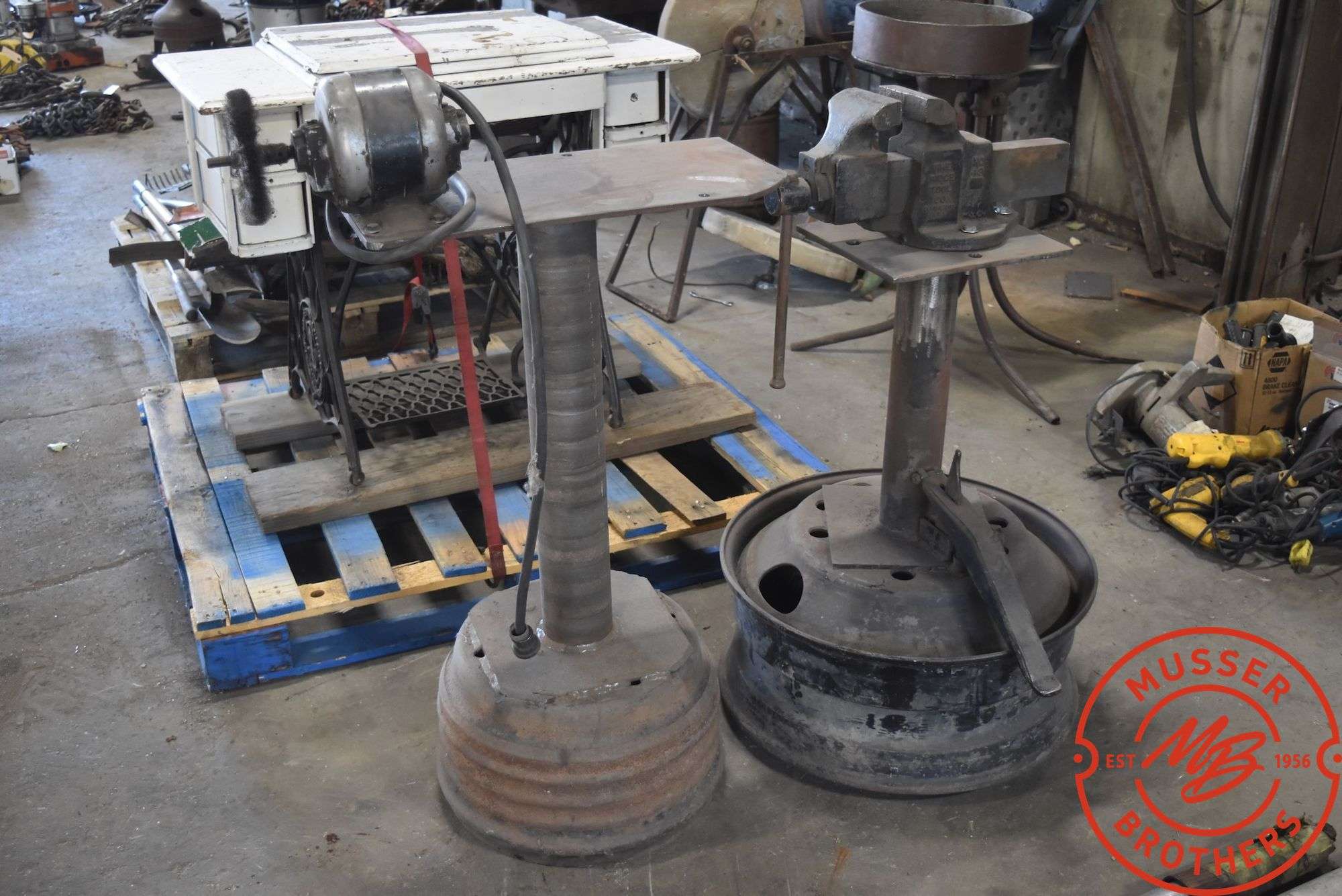 Ridge 4½" Vise on Stand