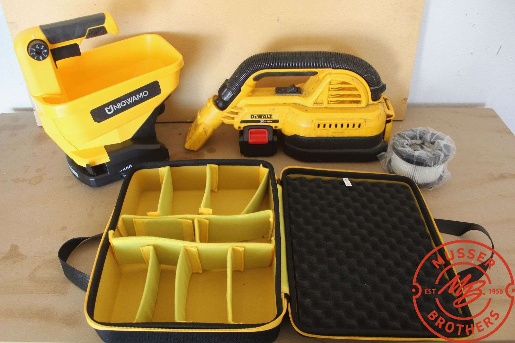 DeWalt Vacuum 20v; Spreader 20v w/(1) AM Battery in Case