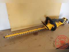 DeWalt 22" Hedge Trimmer DCHT820, 20v w/Charger & AM Battery
