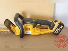 DeWalt 22" Hedge Trimmer DCHT820, 20v w/Charger & AM Battery