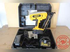 DeWalt 15ga Finish Nailer DC628, 18v w/Case, Charger & (2) Batteries