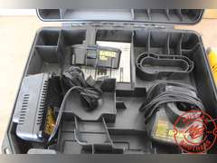 DeWalt 15ga Finish Nailer DC628, 18v w/Case, Charger & (2) Batteries