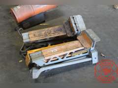 (2) Jawhorses
