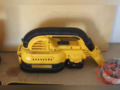 DeWalt Vacuum 20v; Spreader 20v w/(1) AM Battery in Case