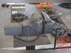 Ridge 4½" Vise on Stand