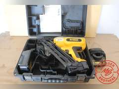 DeWalt 15ga Finish Nailer DC628, 18v w/Case, Charger & (2) Batteries