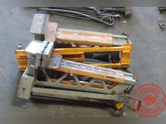 (2) Jawhorses