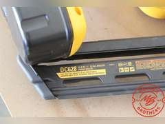 DeWalt 15ga Finish Nailer DC628, 18v w/Case, Charger & (2) Batteries