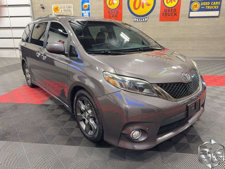 2016  Toyota  Sienna   SE