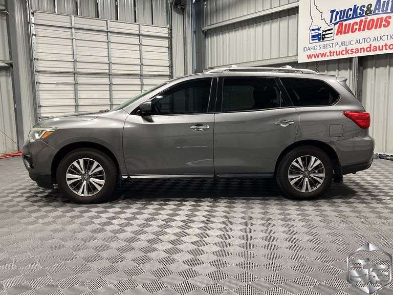 2017  Nissan  Pathfinder  SV
