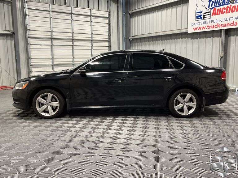 2013  Volkswagen  Passat  SE