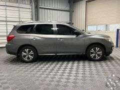2017  Nissan  Pathfinder  SV