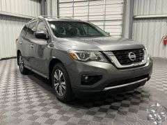 2017  Nissan  Pathfinder  SV