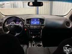 2017  Nissan  Pathfinder  SV