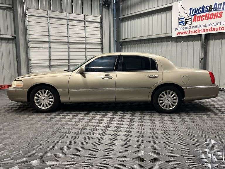2004  Lincoln  Town Car  Signature