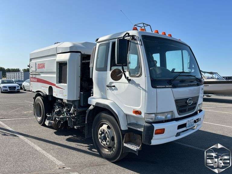 2010  Nissan   UD3300  Sweeper Truck