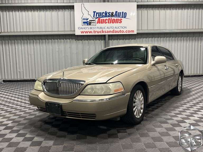 2004  Lincoln  Town Car  Signature