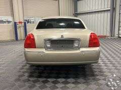 2004  Lincoln  Town Car  Signature