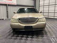 2004  Lincoln  Town Car  Signature