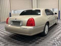 2004  Lincoln  Town Car  Signature