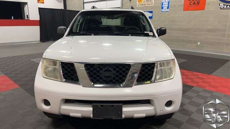 2005  Nissan  Pathfinder  LE