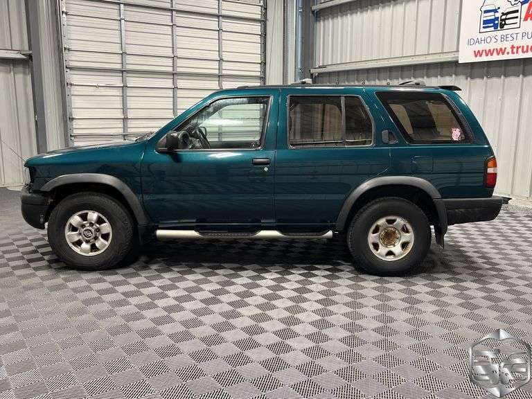 1996  Nissan  Pathfinder  LE