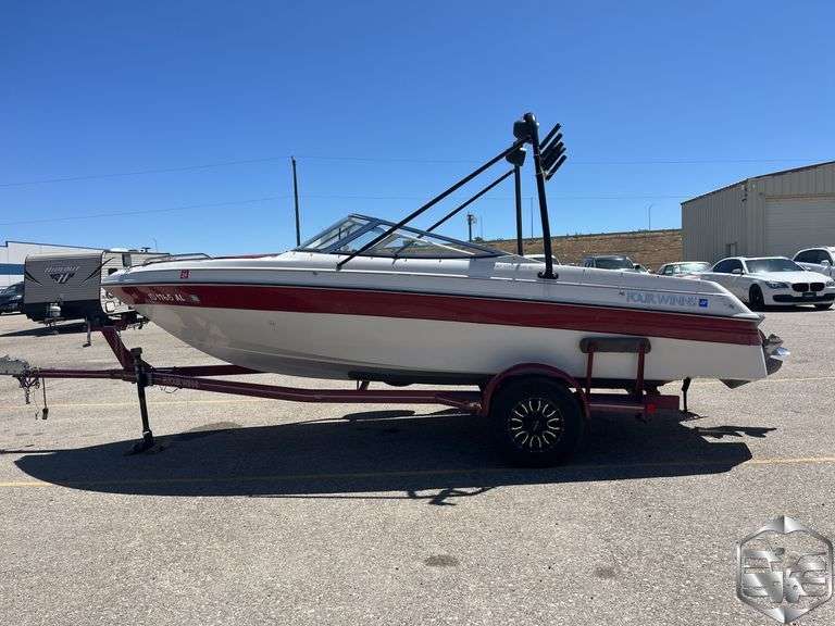 1996  Four Winns Fiberglass  Open Motorboat
