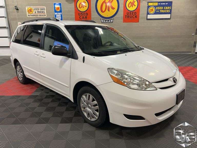 2009  Toyota  Sienna   LE