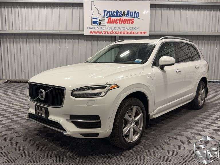 2016 Volvo XC90 T8 Momentum Twin Engine Plug-In Hybrid