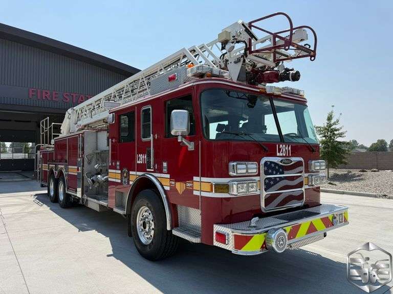 2006 Pierce Arrow XT 105-Foot Aerial Ladder Truck